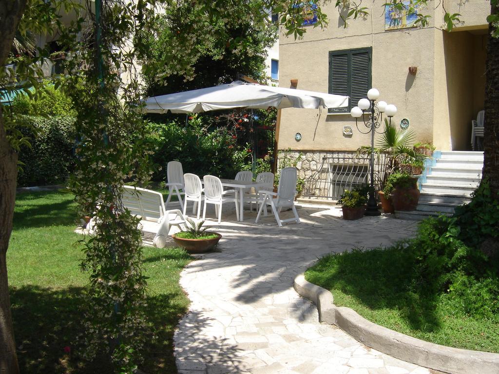 B&B Villa Fantasia กาเอตา ภายนอก รูปภาพ